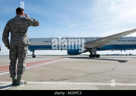 Col. John Klein, sessantesimo di mobilità in aria Wing Commander, saluta la partenza del Marine Corps gen. Joe Dunford, presidente del Comune di capi di Stato Maggiore, durante un gas e andare a Travis Air Force Base, California, 1 febbraio 2018. (U.S. Air Force Foto di Kim Lan) Foto Stock