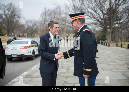 Col. Jerry Farnsworth (sinistra), capo del personale, Esercito Nazionale i cimiteri militari e il Cimitero Nazionale di Arlington (ANC); saluta British Segretario alla difesa Gavin Williamson (destra) al momento del suo arrivo presso il Cimitero Nazionale di Arlington Arlington, Virginia, 1 febbraio 2018. Questo è stato Williamson la prima visita al ANC, dove ha deposto una corona presso la tomba del Milite Ignoto e hanno visitato il memoriale Anfiteatro Sala di visualizzazione. (U.S. Esercito Foto Stock