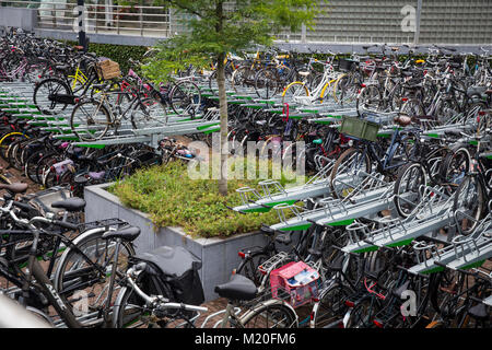 Biciclette parcheggiate in Europa Foto Stock