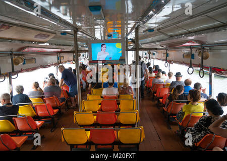 Imbarcazione per il trasporto di persone sul Mae Nam Chao Phraya a Bangkok, in Thailandia Foto Stock