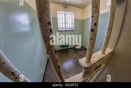 L'ex prigione di Nelson Mandela cella di Robben Island, Cape Town, Sud Africa Foto Stock