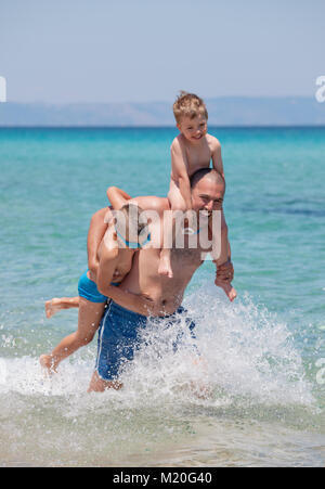 Padre e per il divertimento di tutta la famiglia Seashore Foto Stock