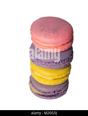 Pila di macaron rosa, lavanda e giallo su sfondo bianco Foto Stock