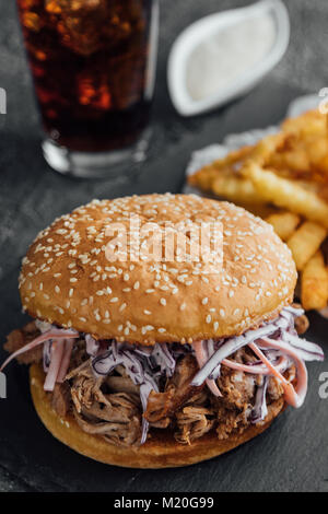 Grande tirata gustosi hamburger di maiale con patate fritte Foto Stock