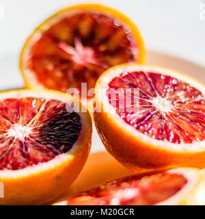 Rosso Arancio sanguigno metà, macro foto di cibo, il fuoco selettivo. Agrumi freschi dettagli, closeup, ad alto angolo di visione. Foto Stock