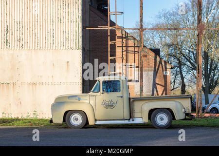 1956 Ford F100 pickup truck a Bicester Heritage Centre. Oxfordshire, Inghilterra Foto Stock