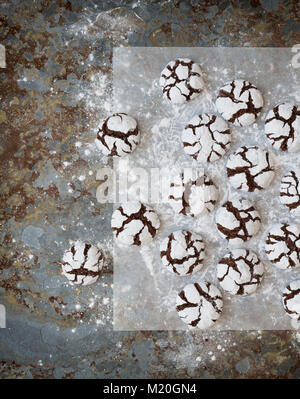 Home fatta di cioccolato cookie ondulata su una teglia da forno su sfondo di ardesia Foto Stock