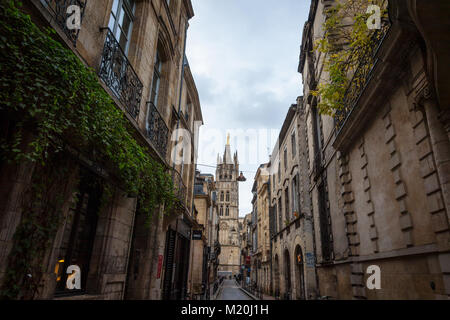 BORDEAUX, Francia - 26 dicembre 2017: Tour Pey Berland (torre di Pey Berland) su Saint Andre Catehdral circondato da edifici medievali della parte vecchia Foto Stock