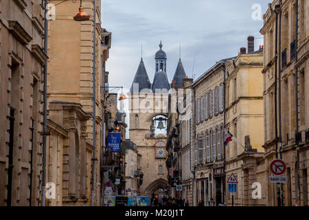 BORDEAUX, Francia - 26 dicembre 2017: Porte Saint James (Saint James Gate) noto anche come Grosse Cloche (grande Campana) nel centro della città di Bordeaux. Questo Foto Stock