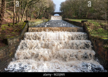 Correndo acqua dal troppopieno Yarrow serbatoio Anglezarke Rivington tra Chorley e Bolton Foto Stock