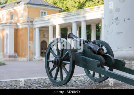 Il vecchio cannone su un carrello di legno nella storica homestead Foto Stock