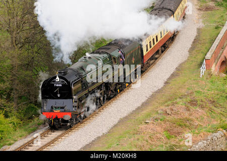 Unico BR Classe Standard 8P n. 71.000 'Duke of Gloucester' arrotonda la curva a Darnholm avvicinandosi a Goathland con il 0930 Grosmont-Pickering treno. Foto Stock