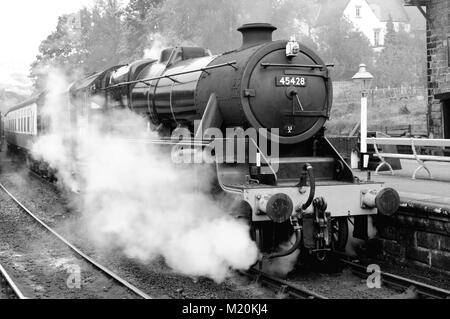 LMS Classe 5 No 45428 'Eric Treacy' aspetta di lasciare Grosmont con la partenza 1030 per Pickering sulla North Yorkshire Moors Railway, 4th ottobre 2011. Foto Stock