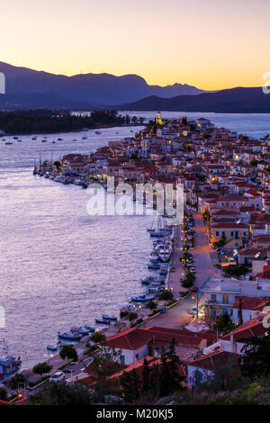 Vista di Poros Island e le montagne della penisola del Peloponneso in Grecia. Foto Stock