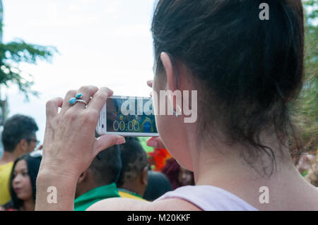 Donna prendendo le foto digitali Foto Stock