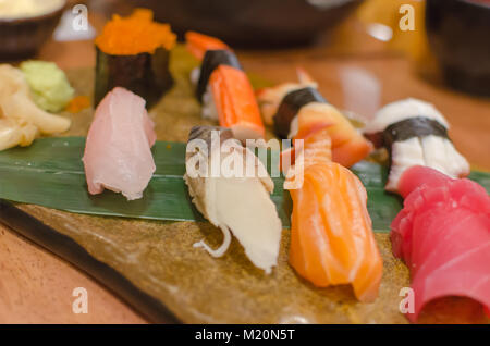 Il cibo giapponese sushi sul tavolo. Foto Stock