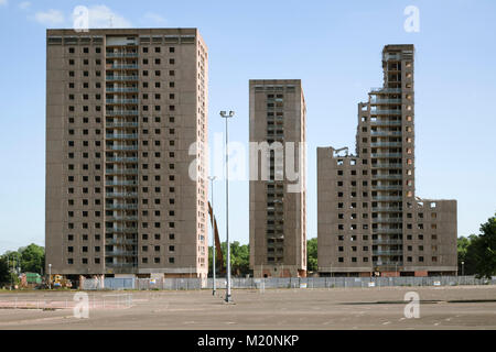 Anni sessanta system-torre di blocchi in procinto di essere demolito a Ibrox, Govan, Glasgow, nel 2010. Foto Stock