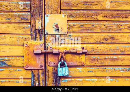 Vecchio texture di sfondo con un arrugginito serratura sulla porta Foto Stock
