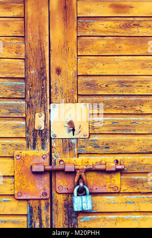 Vecchio texture di sfondo con un arrugginito serratura sulla porta Foto Stock