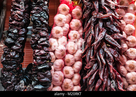 L'Europa, Spagna. Fasci di estratto secco di aglio e peperoncino nel mercato di Barcellona. Foto Stock