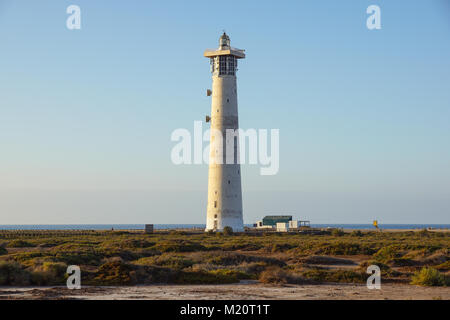 Faro di Morro Jable sulla spiaggia di Jandia penisola nella luce di sunrise, Fuerteventura, Isole Canarie, Spagna Foto Stock