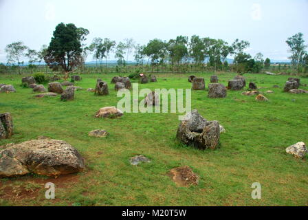 Gigante di pietra megalitico di urne cinerarie presso la pianura di vasi sito archeologico nella Loa. Questa zona è anche il mondo più pesantemente bombardata posto dal Vietnam Foto Stock