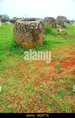 Gigante di pietra megalitico di urne cinerarie presso la pianura di vasi sito archeologico nella Loa. Questa zona è anche il mondo più pesantemente bombardata posto dal Vietnam Foto Stock