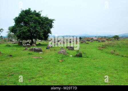 Gigante di pietra megalitico di urne cinerarie presso la pianura di vasi sito archeologico nella Loa. Questa zona è anche il mondo più pesantemente bombardata posto dal Vietnam Foto Stock