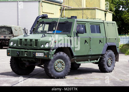 BEAUVECHAIN, Belgio - 20 Maggio 2015: Esercito belga Iveco LMV (Light Multirole Vehicle) sulla protezione. Foto Stock