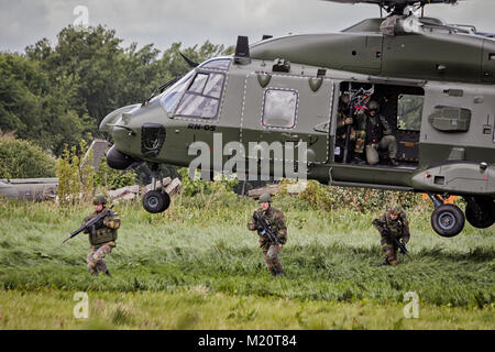 BEAUVECHAIN, Belgio - 20 Maggio 2015: soldati sbarcati da un esercito elicottero NH90. Foto Stock