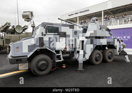 Parigi - LE BOURGET - giu 18, 2015: Thales RAPIDFIRE mobile Ground-Based multiruolo 40mm Sistema pistola sul display al Paris Air Show. Foto Stock