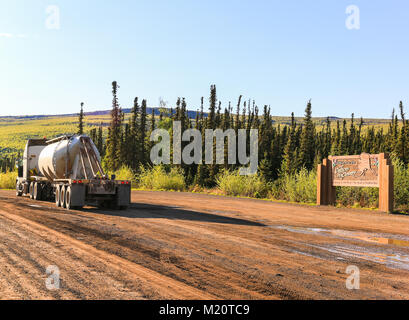 Dalton Highway, Alaska, Stati Uniti d'America - 24 Maggio 2017: fangoso holding bay sulla dalton highway. Un carrello viene parcheggiato vicino alla Autostrada Dalton segno di benvenuto. Foto Stock