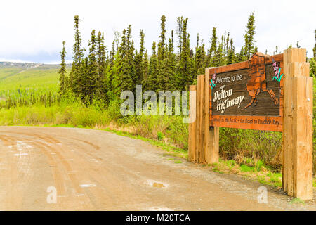 Dalton Highway, Alaska, Stati Uniti d'America - 24 Maggio 2017: fangoso holding bay sulla Dalton Highway con un segno di benvenuto. Foto Stock