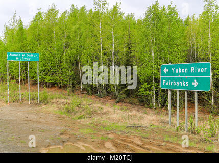 Dalton Highway, Alaska, Stati Uniti d'America - 24 Maggio 2017: ingresso dell'autostrada Dalton con un cartello stradale la visualizzazione del modo di Yukon River e Fairbanks. Foto Stock