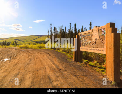 Dalton Highway, Alaska, Stati Uniti d'America - 24 Maggio 2017: fangoso holding bay sulla Dalton Highway con un segno di benvenuto. Foto Stock