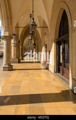Cracovia in Polonia - Agosto 7, 2016: Arcade del panno Hall (Sukiennice) in Cracovia. La Polonia. L'Europa. Foto Stock