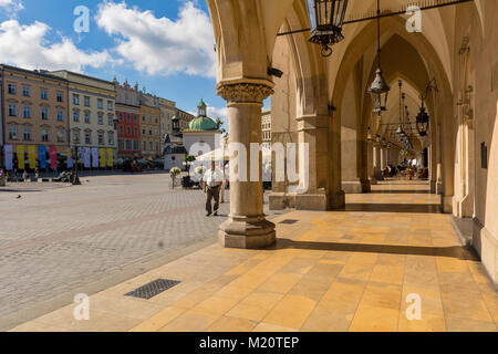 Cracovia in Polonia - Agosto 7, 2016: Arcade del panno Hall (Sukiennice) in Cracovia. La Polonia. L'Europa. Foto Stock