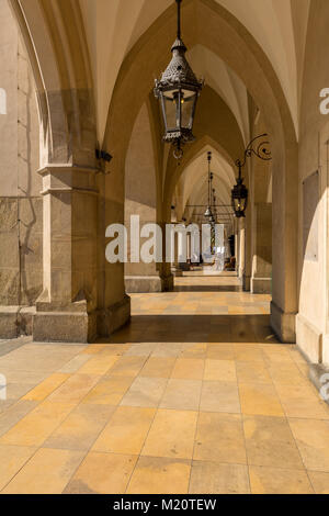 Cracovia in Polonia - Agosto 7, 2016: Arcade del panno Hall (Sukiennice) in Cracovia. La Polonia. L'Europa. Foto Stock