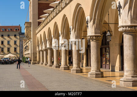Cracovia in Polonia - Agosto 7, 2016: Arcade del panno Hall (Sukiennice) in Cracovia. La Polonia. L'Europa. Foto Stock