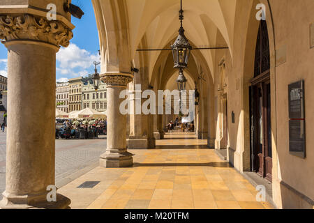 Cracovia in Polonia - Agosto 7, 2016: Arcade del panno Hall (Sukiennice) in Cracovia. La Polonia. L'Europa. Foto Stock