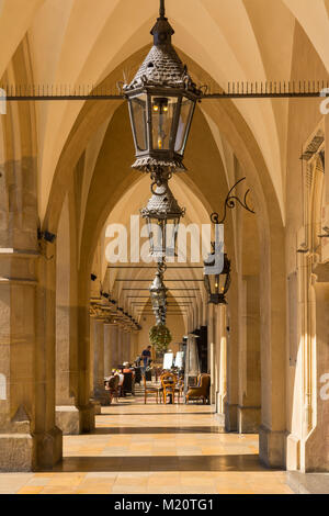 Cracovia in Polonia - Agosto 7, 2016: Arcade del panno Hall (Sukiennice) in Cracovia. La Polonia. L'Europa. Foto Stock