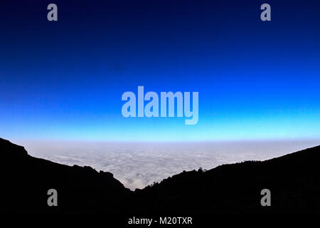 Una lunga passeggiata fino a Kilimanjaro sul percorso di Whiskey Foto Stock