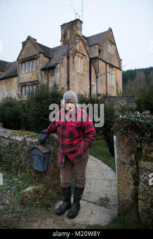 Rosamund giovani, autore di "La vita segreta di vacca, fotografato su Kites Nest Farm, dove ella razze di bovini, Cotswolds, England, Regno Unito Foto Stock