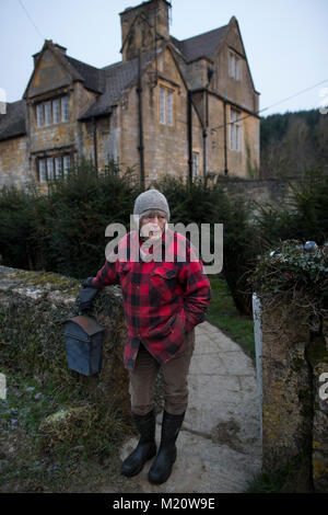 Rosamund giovani, autore di "La vita segreta di vacca, fotografato su Kites Nest Farm, dove ella razze di bovini, Cotswolds, England, Regno Unito Foto Stock