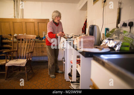 Rosamund giovani, autore di "La vita segreta di vacca, fotografato su Kites Nest Farm, dove ella razze di bovini, Cotswolds, England, Regno Unito Foto Stock