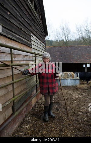 Rosamund giovani, autore di "La vita segreta di vacca, fotografato su Kites Nest Farm, dove ella razze di bovini, Cotswolds, England, Regno Unito Foto Stock