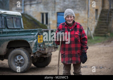 Rosamund giovani, autore di "La vita segreta di vacca, fotografato su Kites Nest Farm, dove ella razze di bovini, Cotswolds, England, Regno Unito Foto Stock