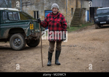 Rosamund giovani, autore di "La vita segreta di vacca, fotografato su Kites Nest Farm, dove ella razze di bovini, Cotswolds, England, Regno Unito Foto Stock