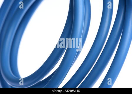 Cavo di alimentazione di potenza isolati su sfondo bianco Foto Stock