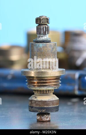 Parti idrauliche e riparare il vecchio ottone Rubinetto e strumenti Foto Stock